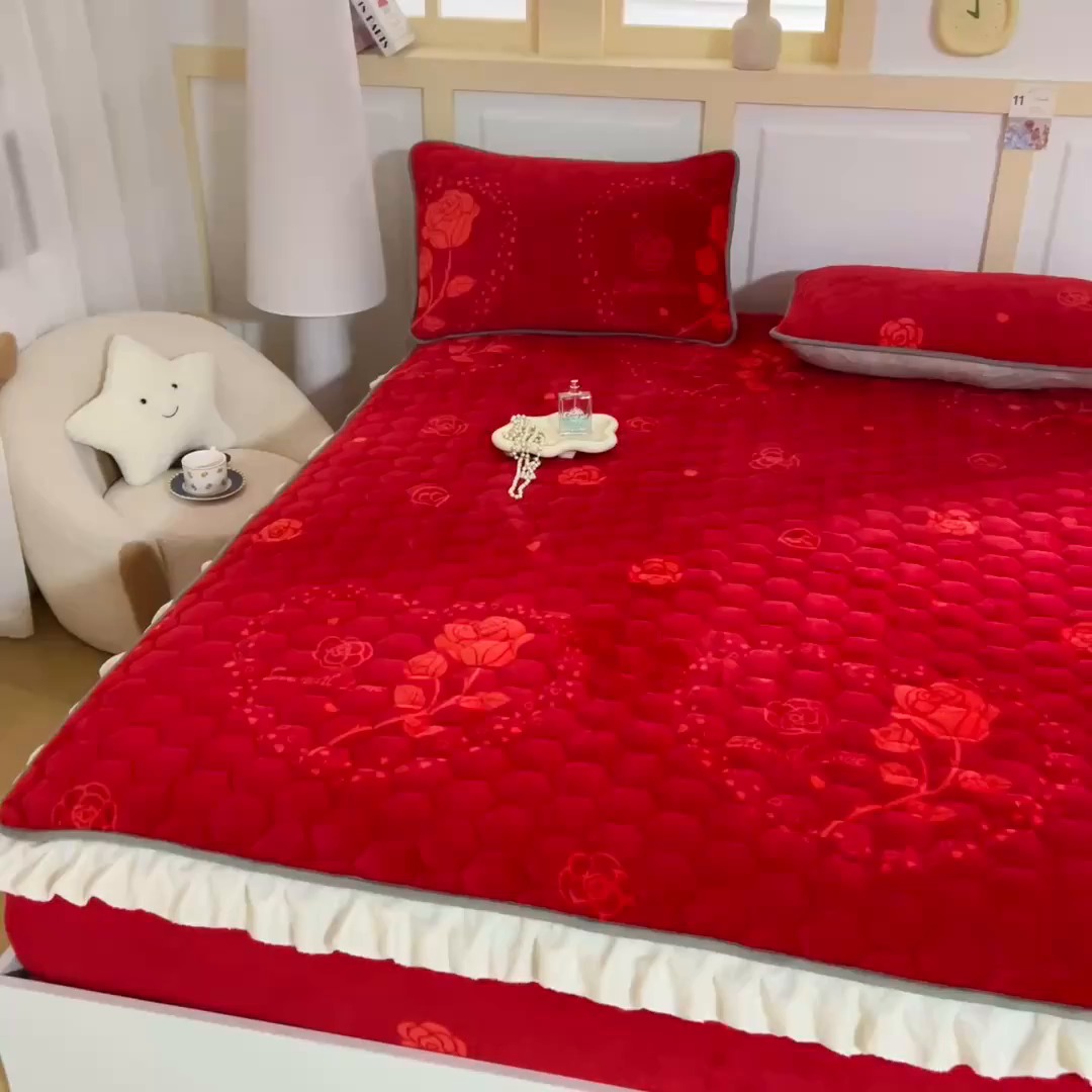 91家纺网 家纺一手货源 找家纺 情煊家纺 2025新款保暖牛奶绒夹棉床笠-花边款 红玫瑰