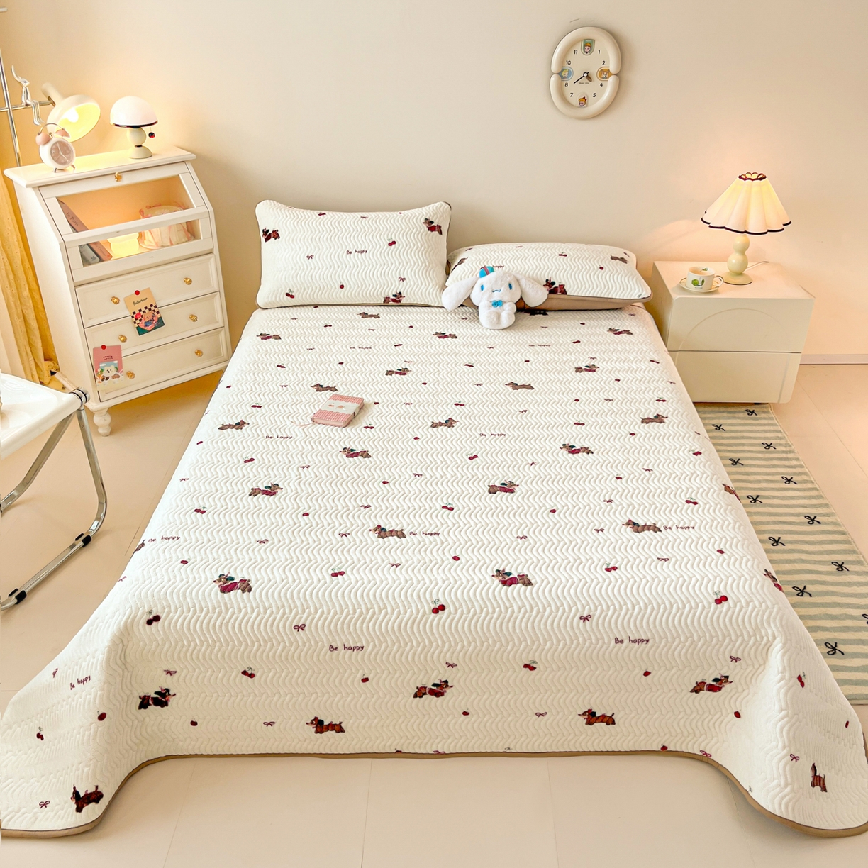 91家纺网 家纺一手货源 找家纺 蓝极人 2025新款牛奶绒印花床盖四季通用 床盖-绯色腊肠趣