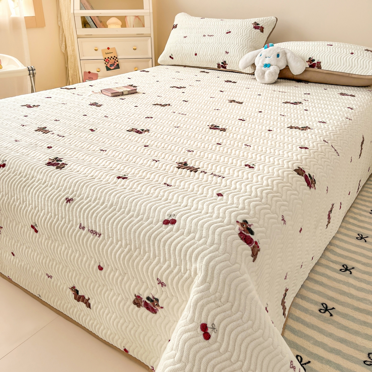 91家纺网 家纺一手货源 找家纺 蓝极人 2025新款牛奶绒印花床盖四季通用 床盖-绯色腊肠趣