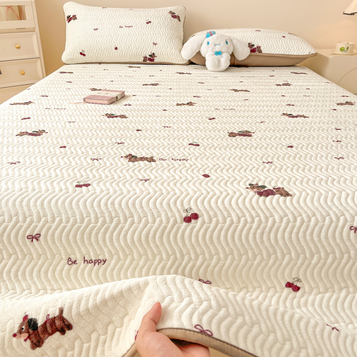 91家纺网 家纺一手货源 找家纺 蓝极人 2025新款牛奶绒印花床盖四季通用 床盖-绯色腊肠趣