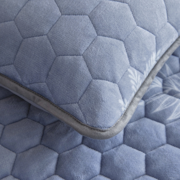 91家纺网 家纺一手货源 找家纺 情煊家纺 2025新款保暖牛奶绒夹棉床笠-花边款 林深见鹿