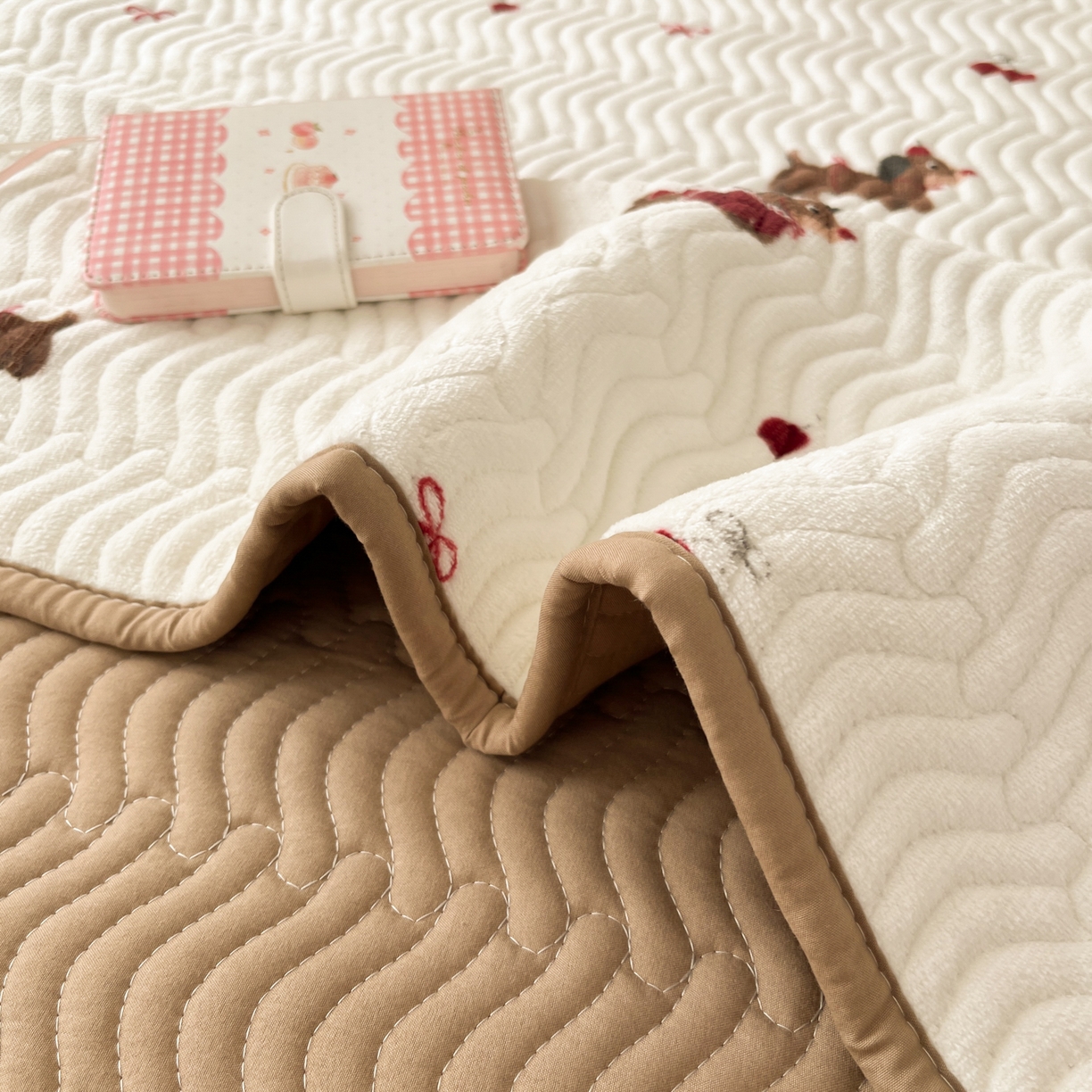 91家纺网 家纺一手货源 找家纺 蓝极人 2025新款牛奶绒印花床盖四季通用 床盖-绯色腊肠趣