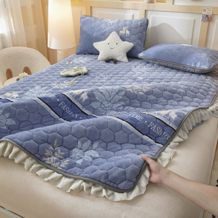 91家纺网 家纺一手货源 找家纺 情煊家纺 2025新款保暖牛奶绒夹棉床笠-花边款 林深见鹿