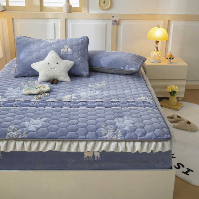 91家纺网 家纺一手货源 找家纺 情煊家纺 2025新款保暖牛奶绒夹棉床笠-花边款 林深见鹿