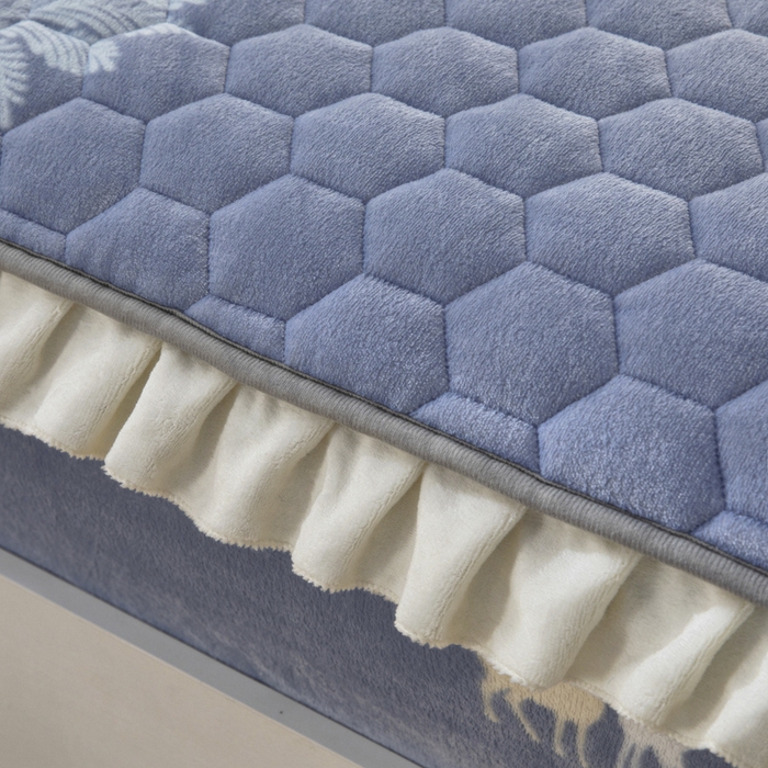 91家纺网 家纺一手货源 找家纺 情煊家纺 2025新款保暖牛奶绒夹棉床笠-花边款 林深见鹿