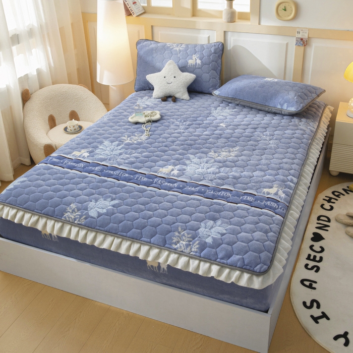 91家纺网 家纺一手货源 找家纺 情煊家纺 2025新款保暖牛奶绒夹棉床笠-花边款 林深见鹿