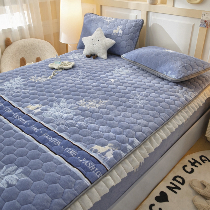 91家纺网 家纺一手货源 找家纺 情煊家纺 2025新款保暖牛奶绒夹棉床笠-花边款 林深见鹿