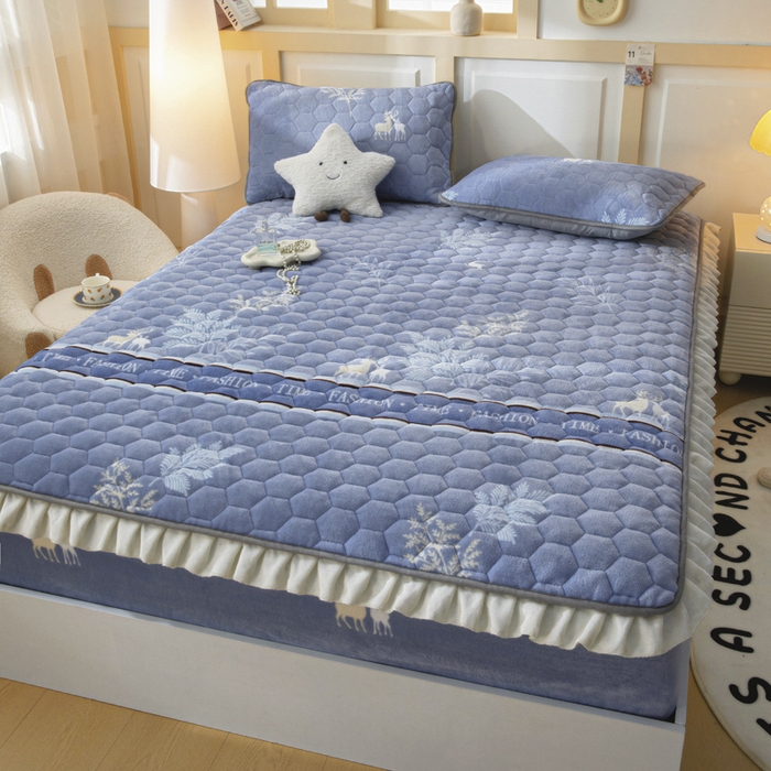 91家纺网 家纺一手货源 找家纺 情煊家纺 2025新款保暖牛奶绒夹棉床笠-花边款 林深见鹿