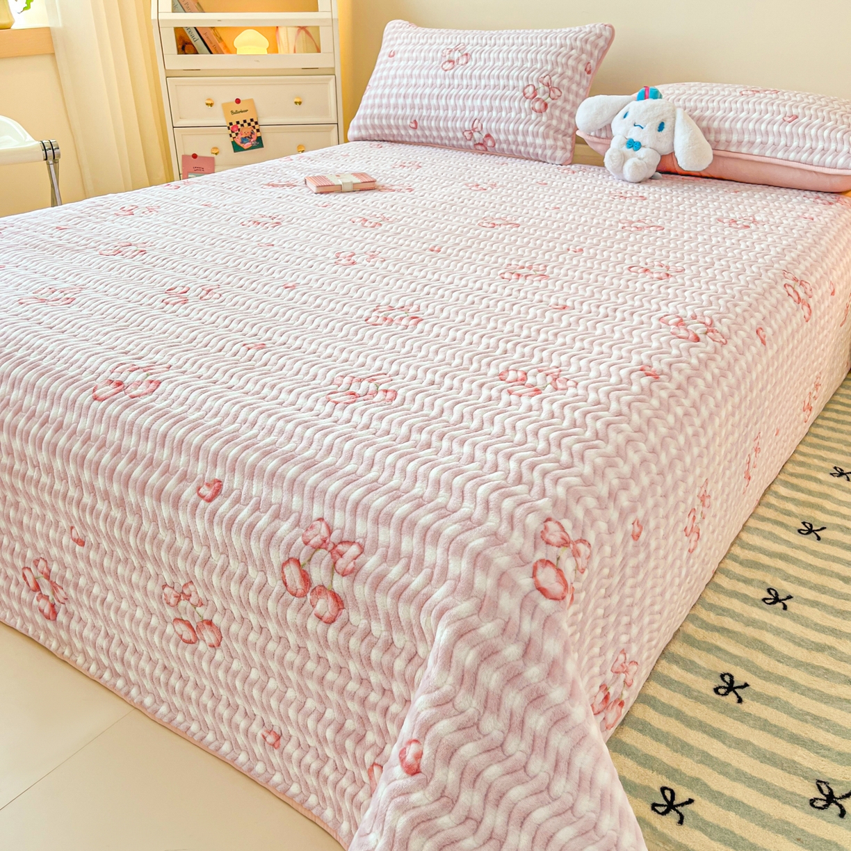 91家纺网 家纺一手货源 找家纺 蓝极人 2025新款牛奶绒印花床盖四季通用 床盖-格上樱梦