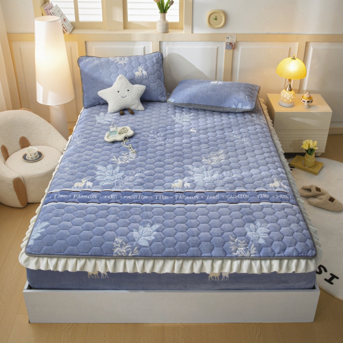 91家纺网 家纺一手货源 找家纺 情煊家纺 2025新款保暖牛奶绒夹棉床笠-花边款 林深见鹿