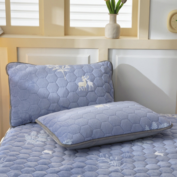 91家纺网 家纺一手货源 找家纺 情煊家纺 2025新款保暖牛奶绒夹棉床笠-花边款 林深见鹿