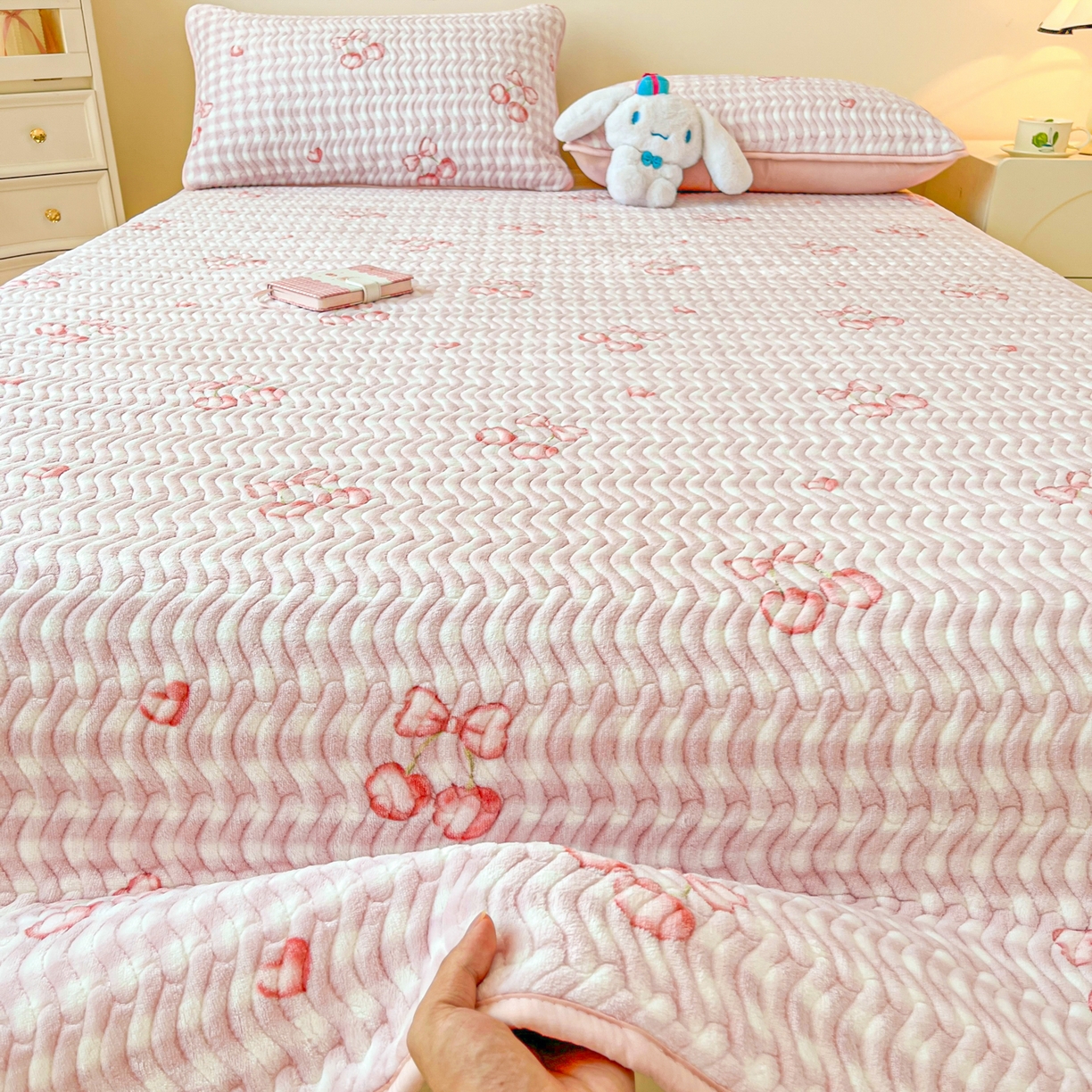 91家纺网 家纺一手货源 找家纺 蓝极人 2025新款牛奶绒印花床盖四季通用 床盖-格上樱梦