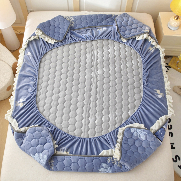 91家纺网 家纺一手货源 找家纺 情煊家纺 2025新款保暖牛奶绒夹棉床笠-花边款 林深见鹿