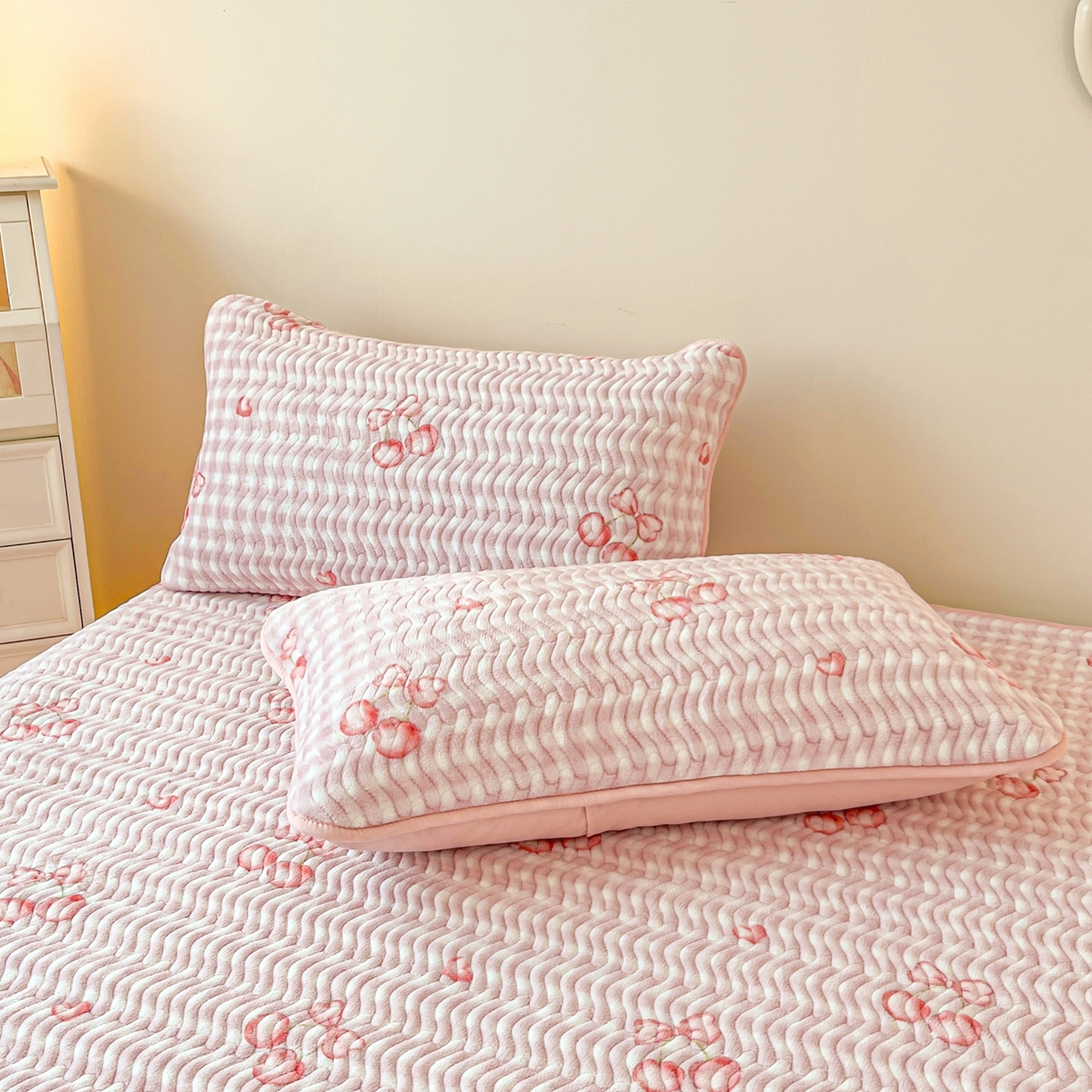 91家纺网 家纺一手货源 找家纺 蓝极人 2025新款牛奶绒印花床盖四季通用 床盖-格上樱梦