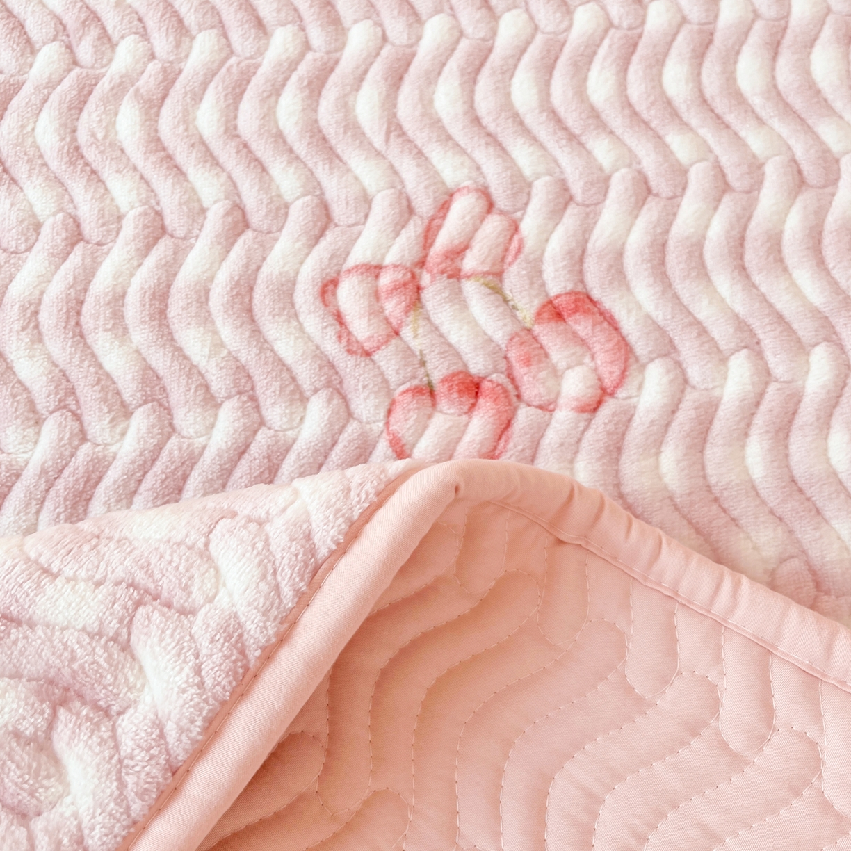 91家纺网 家纺一手货源 找家纺 蓝极人 2025新款牛奶绒印花床盖四季通用 床盖-格上樱梦