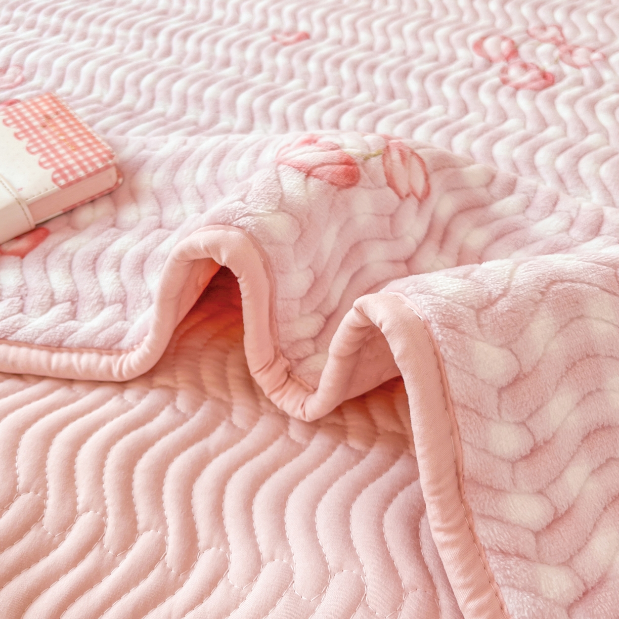 91家纺网 家纺一手货源 找家纺 蓝极人 2025新款牛奶绒印花床盖四季通用 床盖-格上樱梦