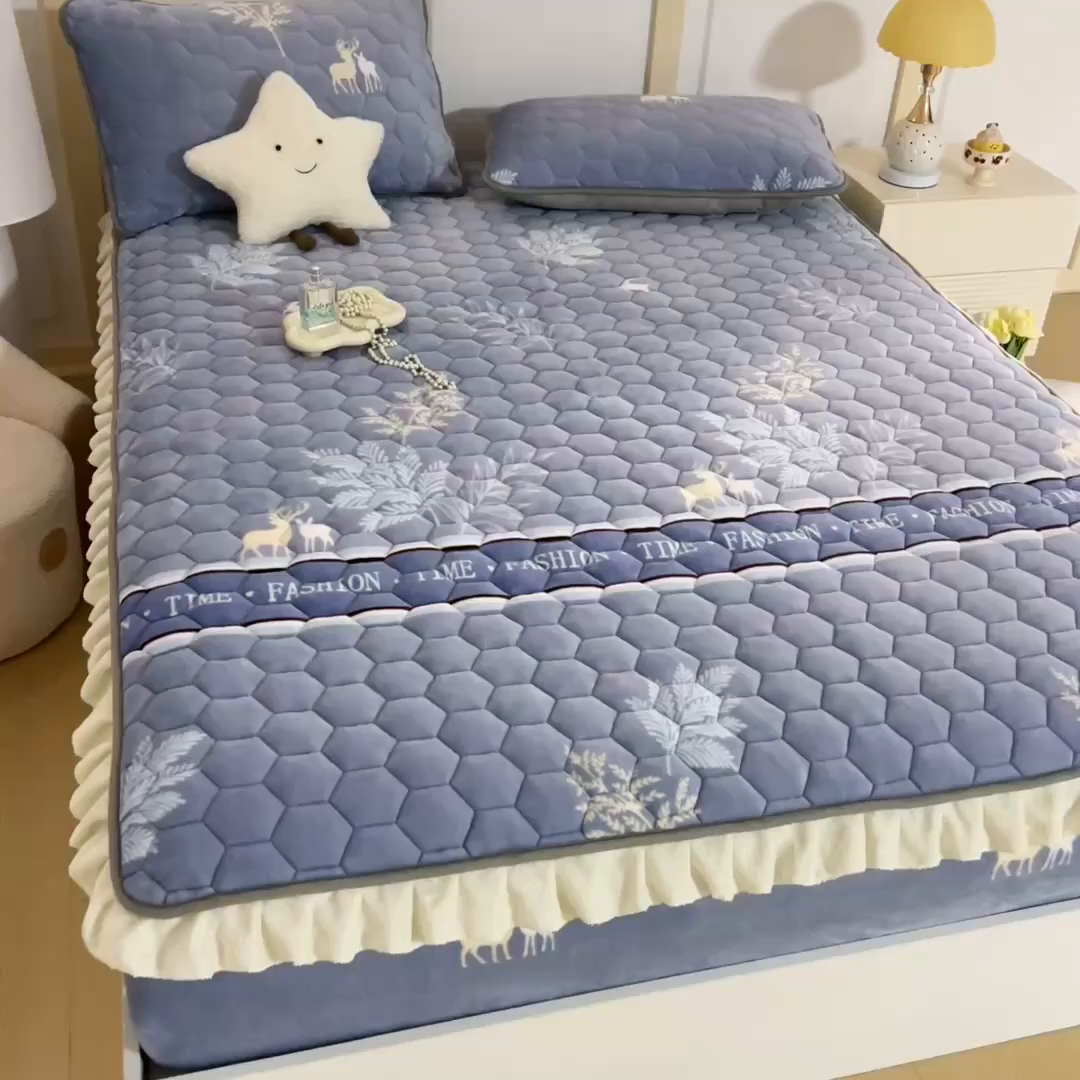 91家纺网 家纺一手货源 找家纺 情煊家纺 2025新款保暖牛奶绒夹棉床笠-花边款 林深见鹿