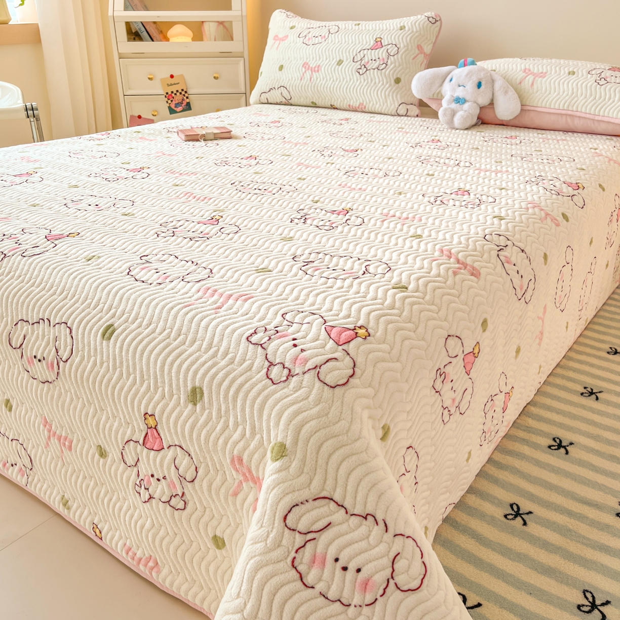 91家纺网 家纺一手货源 找家纺 蓝极人 2025新款牛奶绒印花床盖四季通用 床盖-蝴蝶结狗