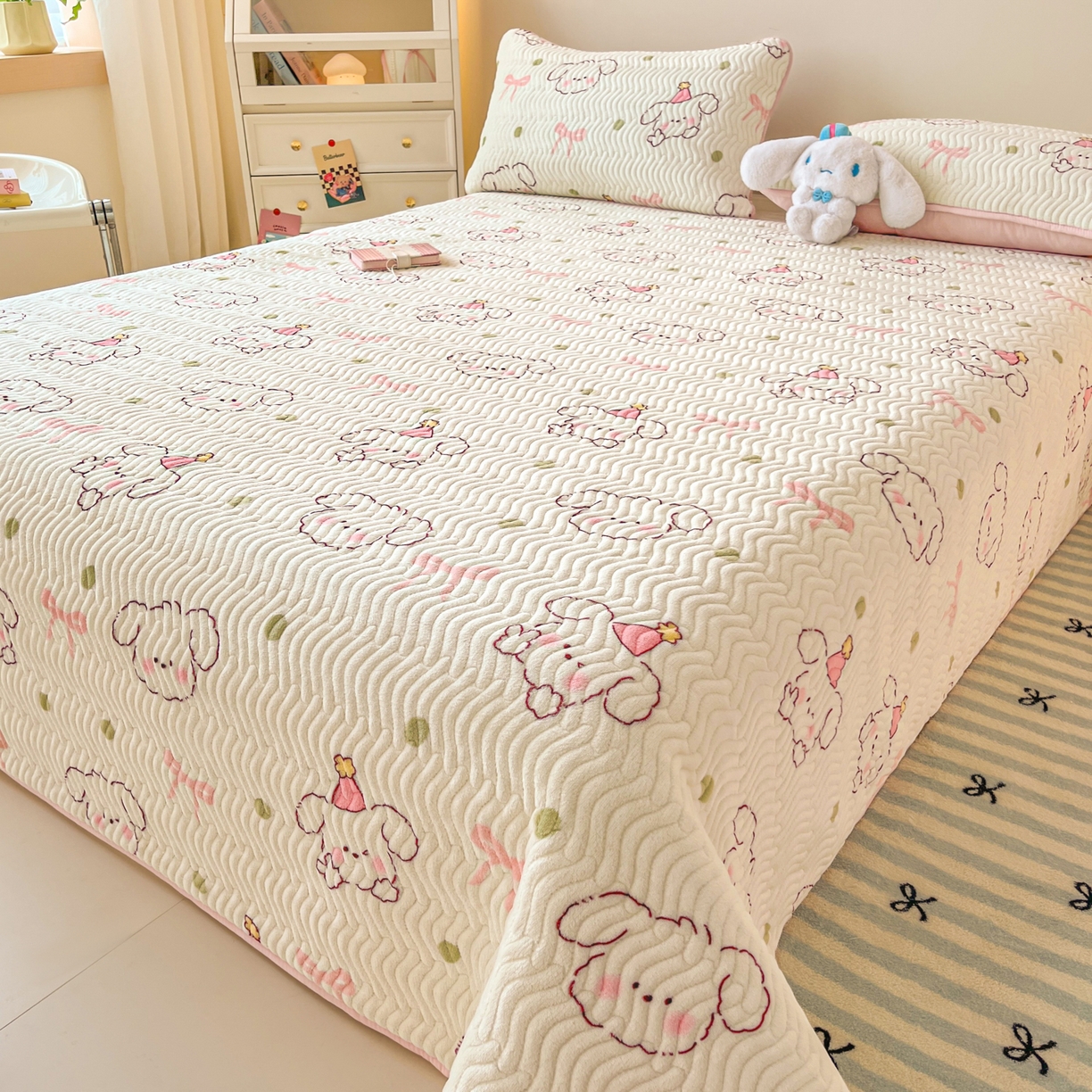 91家纺网 家纺一手货源 找家纺 蓝极人 2025新款牛奶绒印花床盖四季通用 床盖-蝴蝶结狗