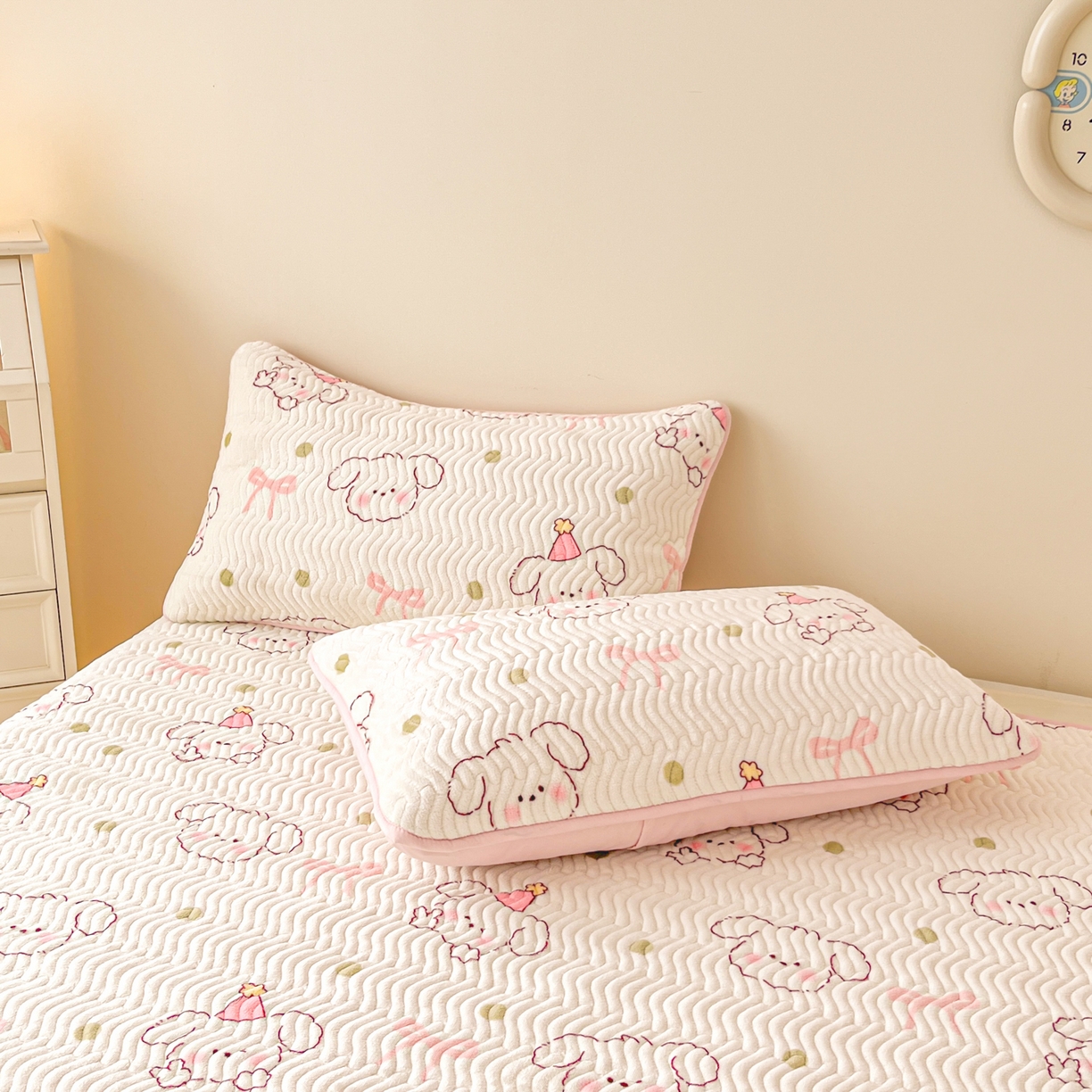 91家纺网 家纺一手货源 找家纺 蓝极人 2025新款牛奶绒印花床盖四季通用 床盖-蝴蝶结狗