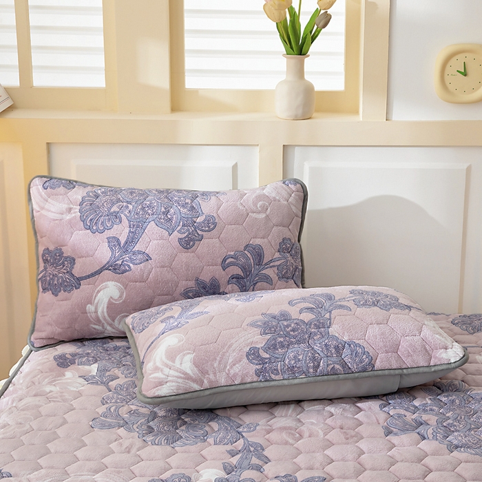 91家纺网 家纺一手货源 找家纺 情煊家纺 2025新款保暖牛奶绒夹棉床笠-花边款 秘境