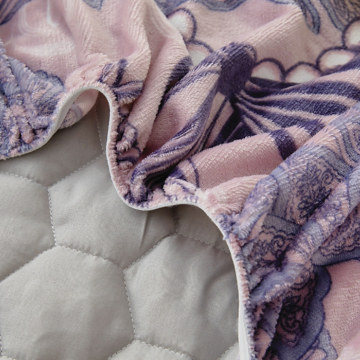 91家纺网 家纺一手货源 找家纺 情煊家纺 2025新款保暖牛奶绒夹棉床笠-花边款 秘境