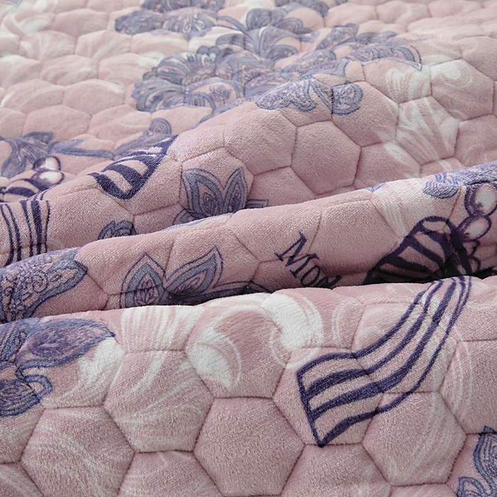 91家纺网 家纺一手货源 找家纺 情煊家纺 2025新款保暖牛奶绒夹棉床笠-花边款 秘境