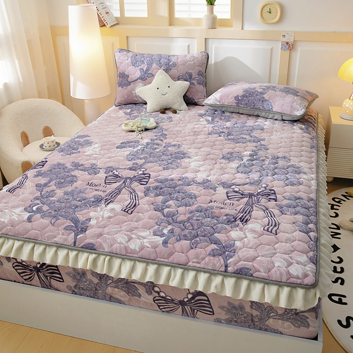 91家纺网 家纺一手货源 找家纺 情煊家纺 2025新款保暖牛奶绒夹棉床笠-花边款 秘境