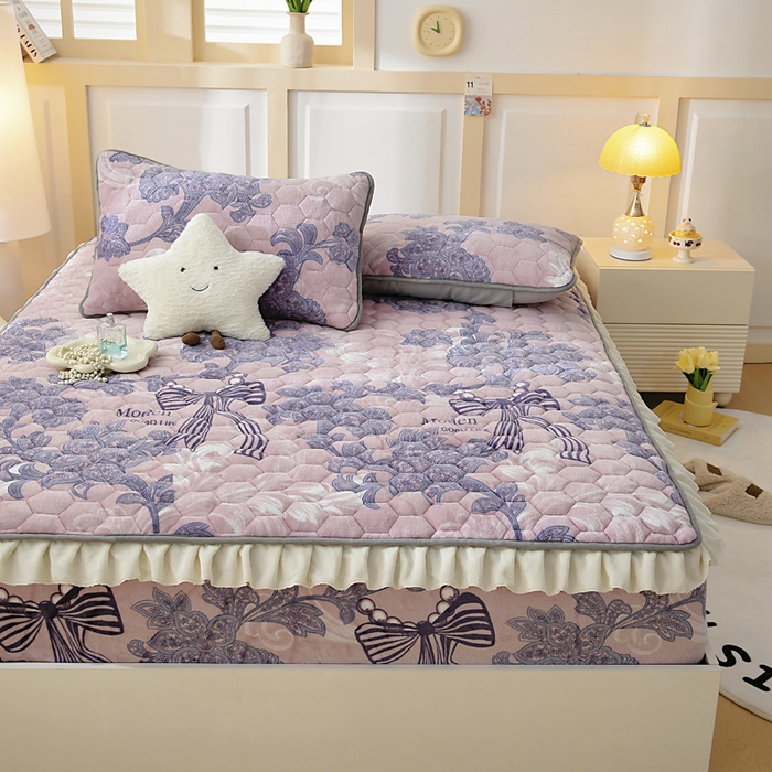 91家纺网 家纺一手货源 找家纺 情煊家纺 2025新款保暖牛奶绒夹棉床笠-花边款 秘境