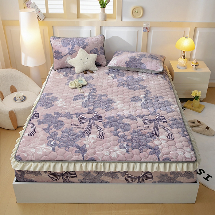 91家纺网 家纺一手货源 找家纺 情煊家纺 2025新款保暖牛奶绒夹棉床笠-花边款 秘境