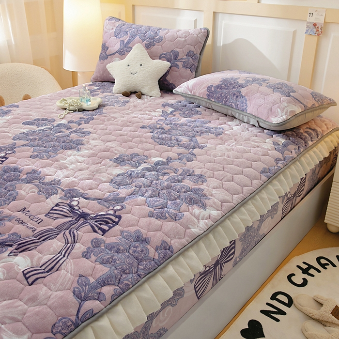 91家纺网 家纺一手货源 找家纺 情煊家纺 2025新款保暖牛奶绒夹棉床笠-花边款 秘境