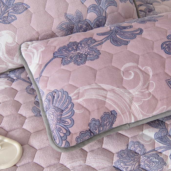 91家纺网 家纺一手货源 找家纺 情煊家纺 2025新款保暖牛奶绒夹棉床笠-花边款 秘境