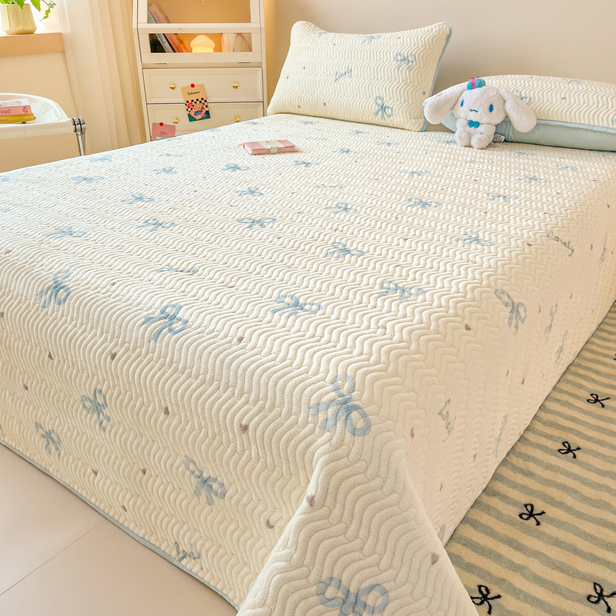 91家纺网 家纺一手货源 找家纺 蓝极人 2025新款牛奶绒印花床盖四季通用 床盖-蓝调逸境