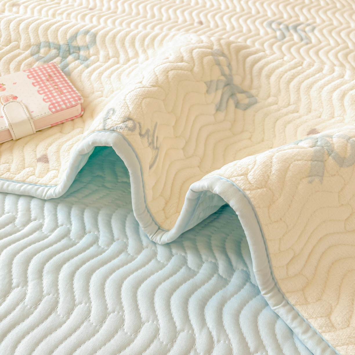 91家纺网 家纺一手货源 找家纺 蓝极人 2025新款牛奶绒印花床盖四季通用 床盖-蓝调逸境