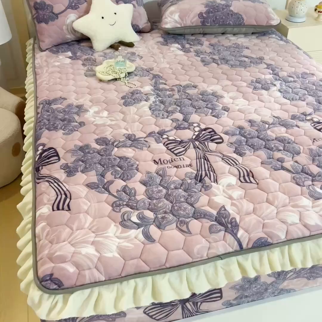 91家纺网 家纺一手货源 找家纺 情煊家纺 2025新款保暖牛奶绒夹棉床笠-花边款 秘境