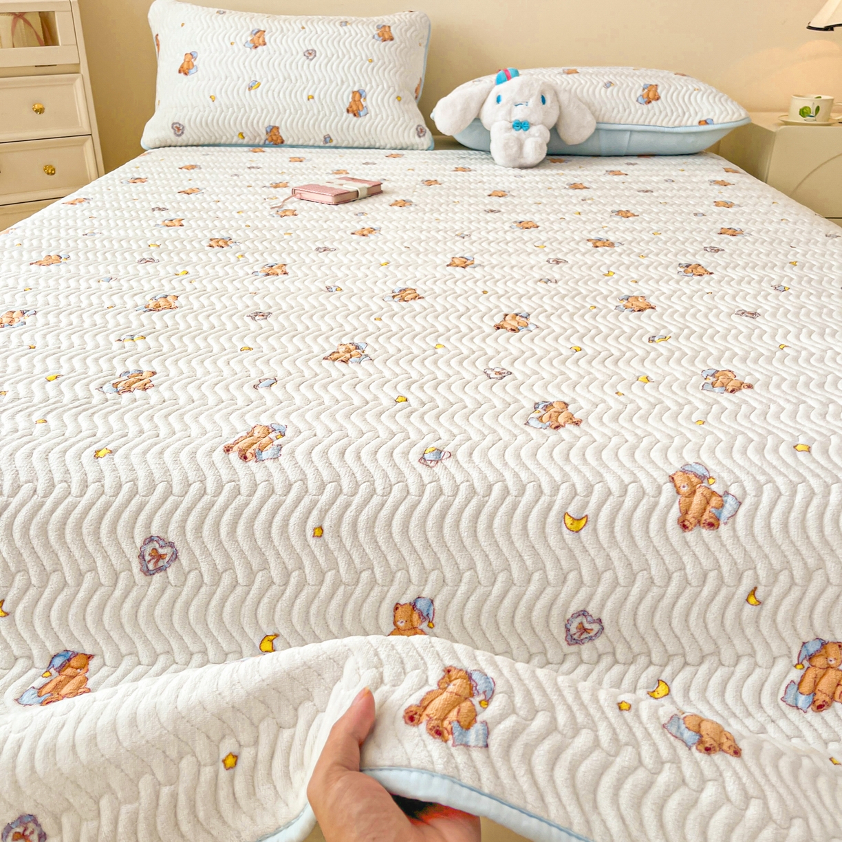 91家纺网 家纺一手货源 找家纺 蓝极人 2025新款牛奶绒印花床盖四季通用 床盖-暖熊星芒