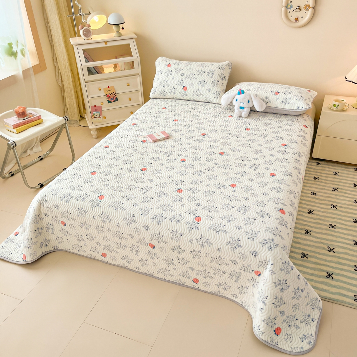 91家纺网 家纺一手货源 找家纺 蓝极人 2025新款牛奶绒印花床盖四季通用 床盖-浅花莓语