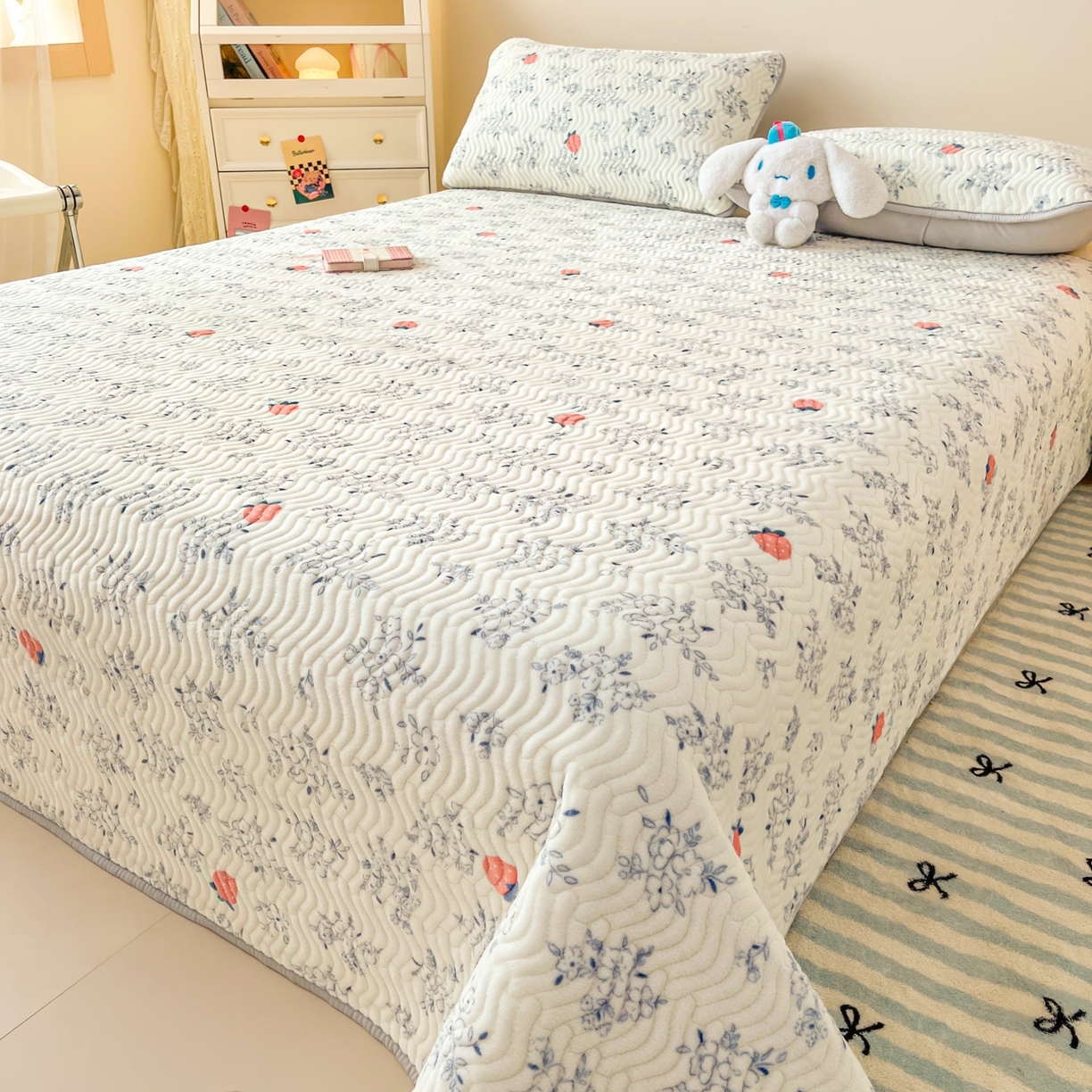 91家纺网 家纺一手货源 找家纺 蓝极人 2025新款牛奶绒印花床盖四季通用 床盖-浅花莓语