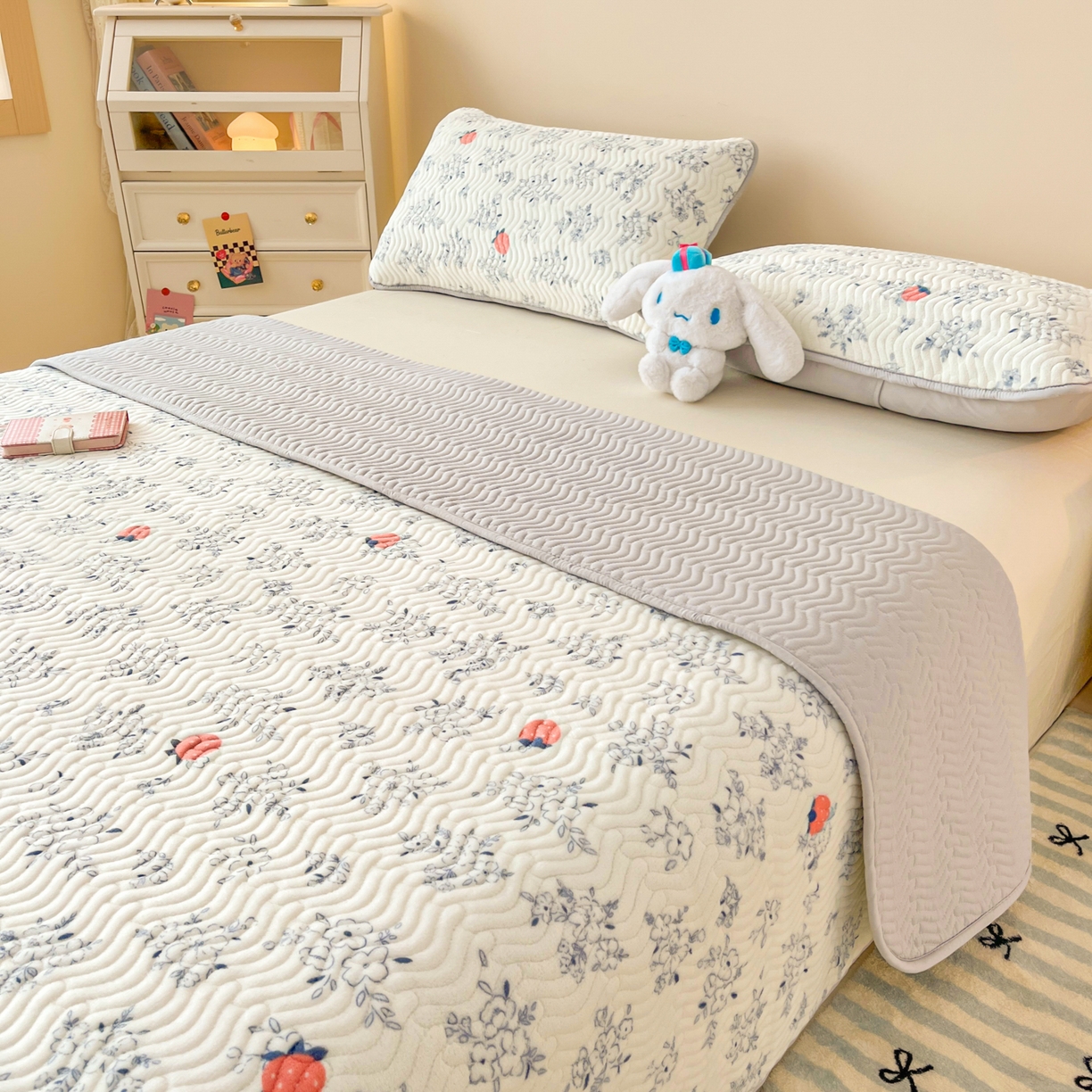 91家纺网 家纺一手货源 找家纺 蓝极人 2025新款牛奶绒印花床盖四季通用 床盖-浅花莓语