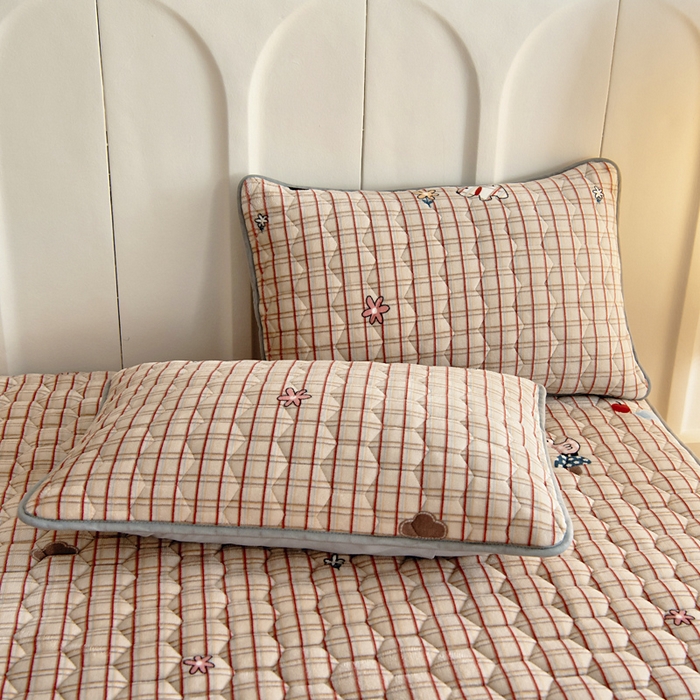 91家纺网 家纺一手货源 找家纺 情煊家纺 2025新款保暖牛奶绒夹棉床笠-花边款 蘑菇小兔