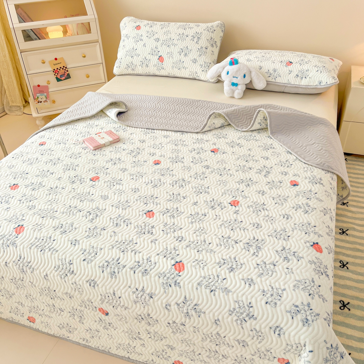 91家纺网 家纺一手货源 找家纺 蓝极人 2025新款牛奶绒印花床盖四季通用 床盖-浅花莓语