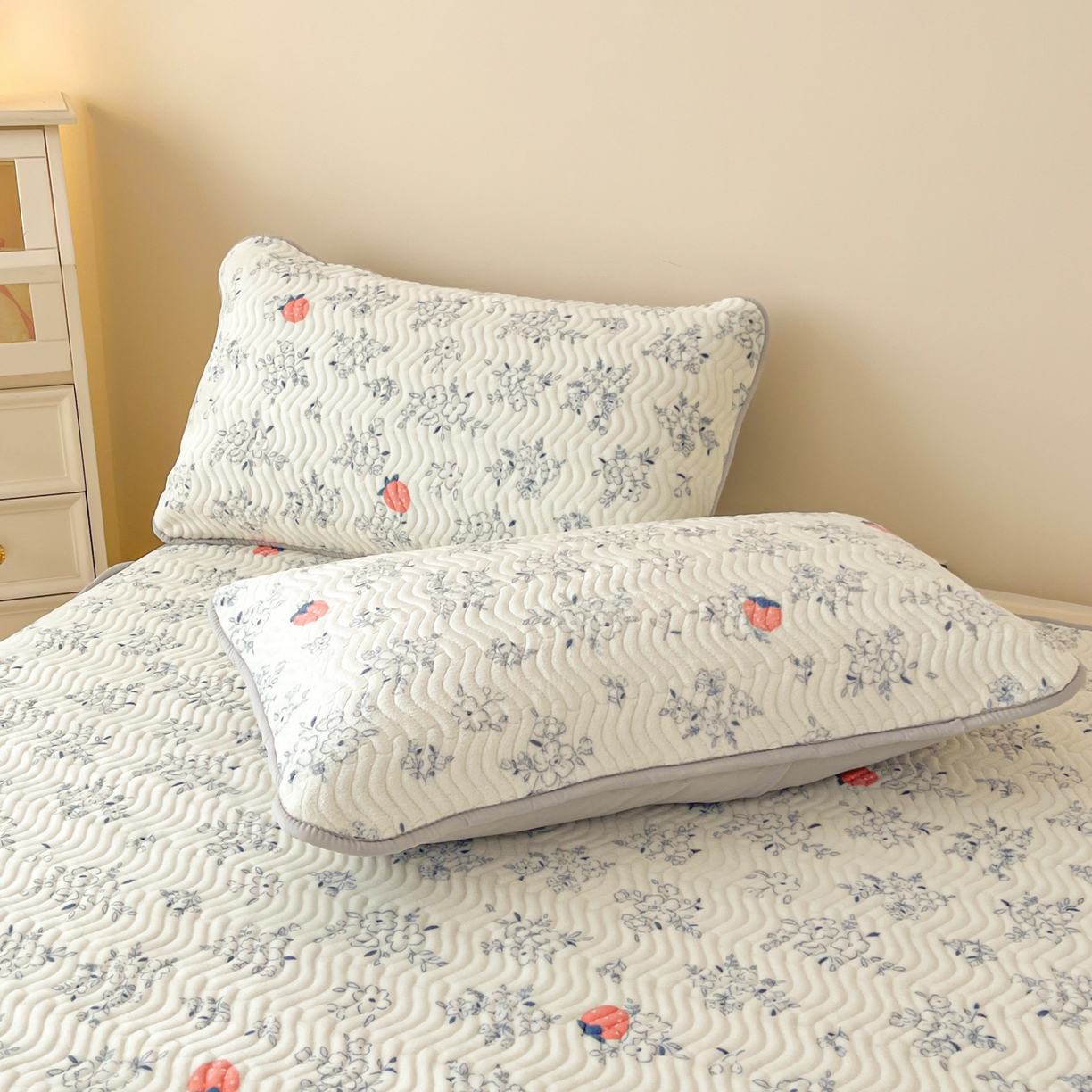 91家纺网 家纺一手货源 找家纺 蓝极人 2025新款牛奶绒印花床盖四季通用 床盖-浅花莓语