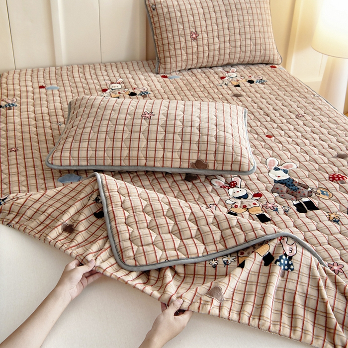 91家纺网 家纺一手货源 找家纺 情煊家纺 2025新款保暖牛奶绒夹棉床笠-花边款 蘑菇小兔