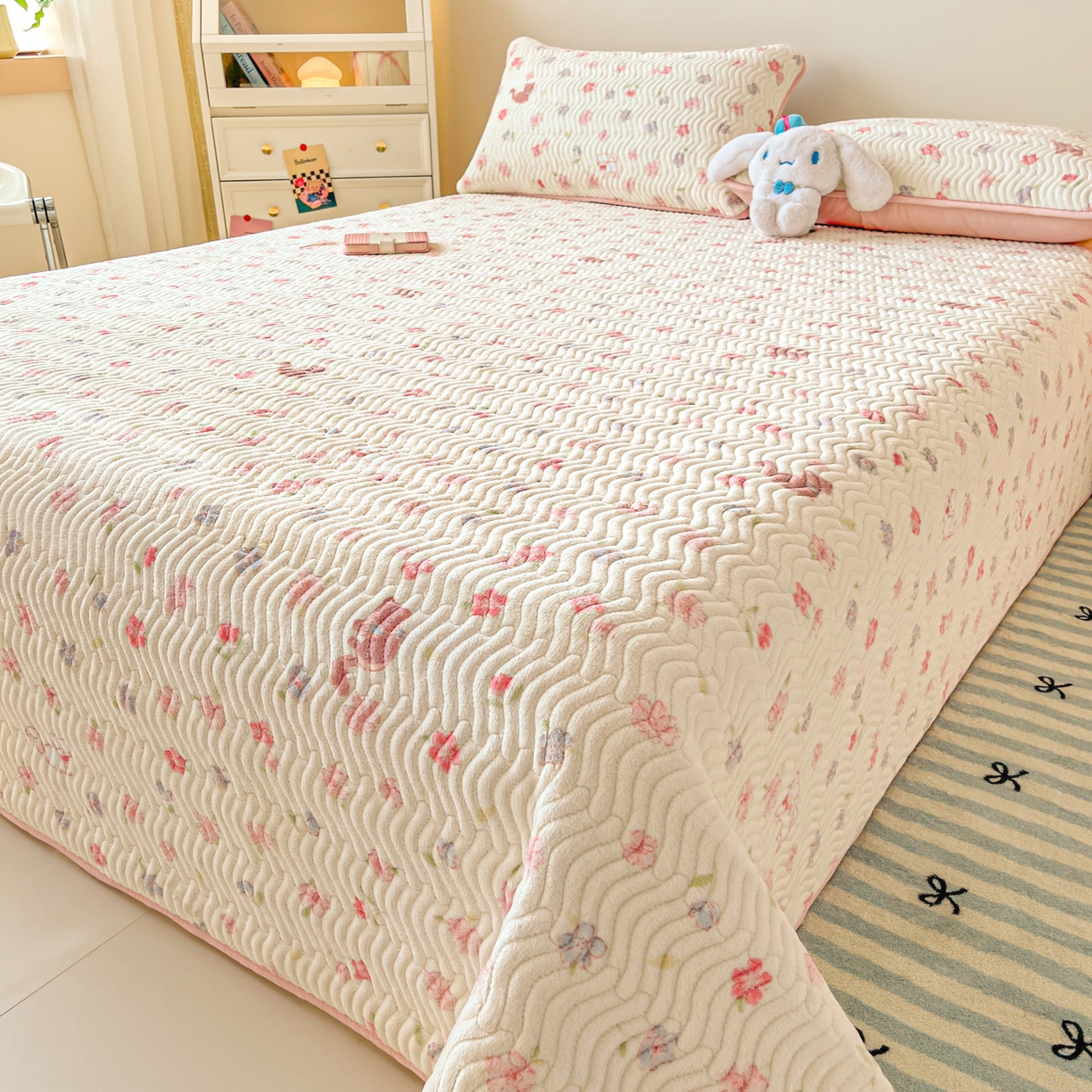 91家纺网 家纺一手货源 找家纺 蓝极人 2025新款牛奶绒印花床盖四季通用 床盖-碎花猫猫