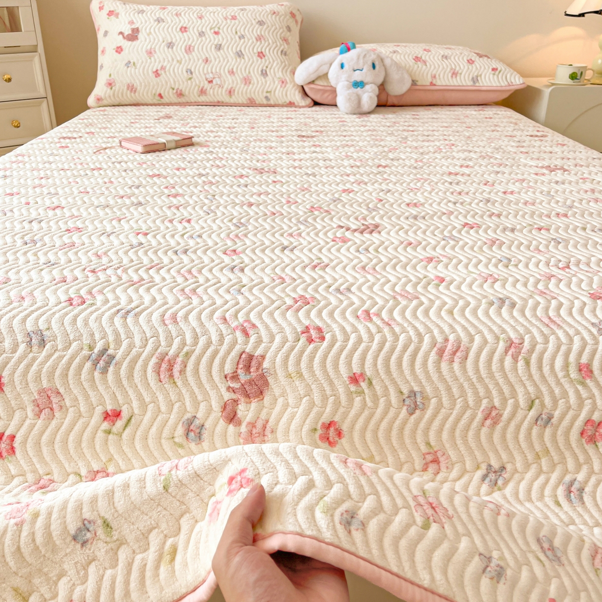 91家纺网 家纺一手货源 找家纺 蓝极人 2025新款牛奶绒印花床盖四季通用 床盖-碎花猫猫