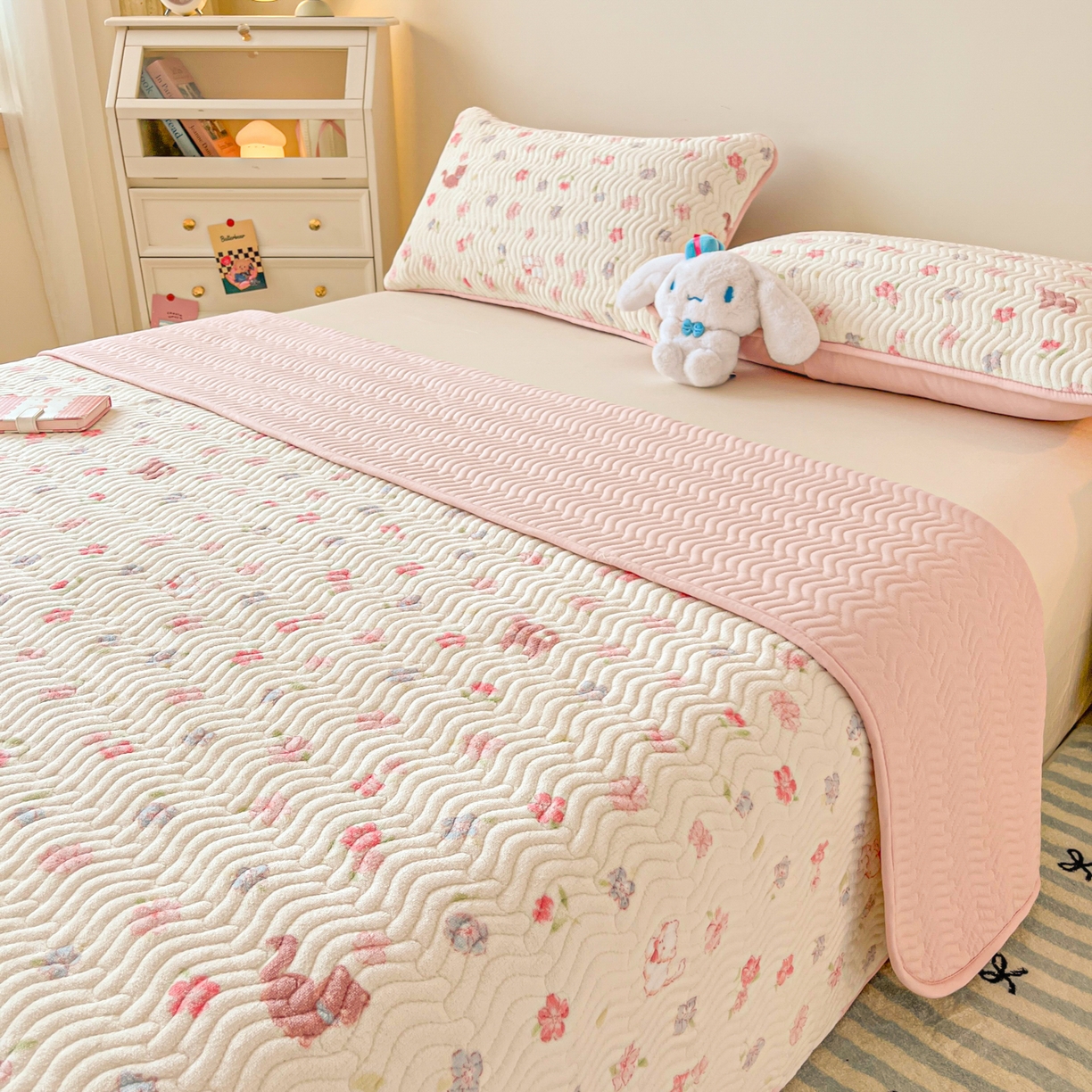 91家纺网 家纺一手货源 找家纺 蓝极人 2025新款牛奶绒印花床盖四季通用 床盖-碎花猫猫