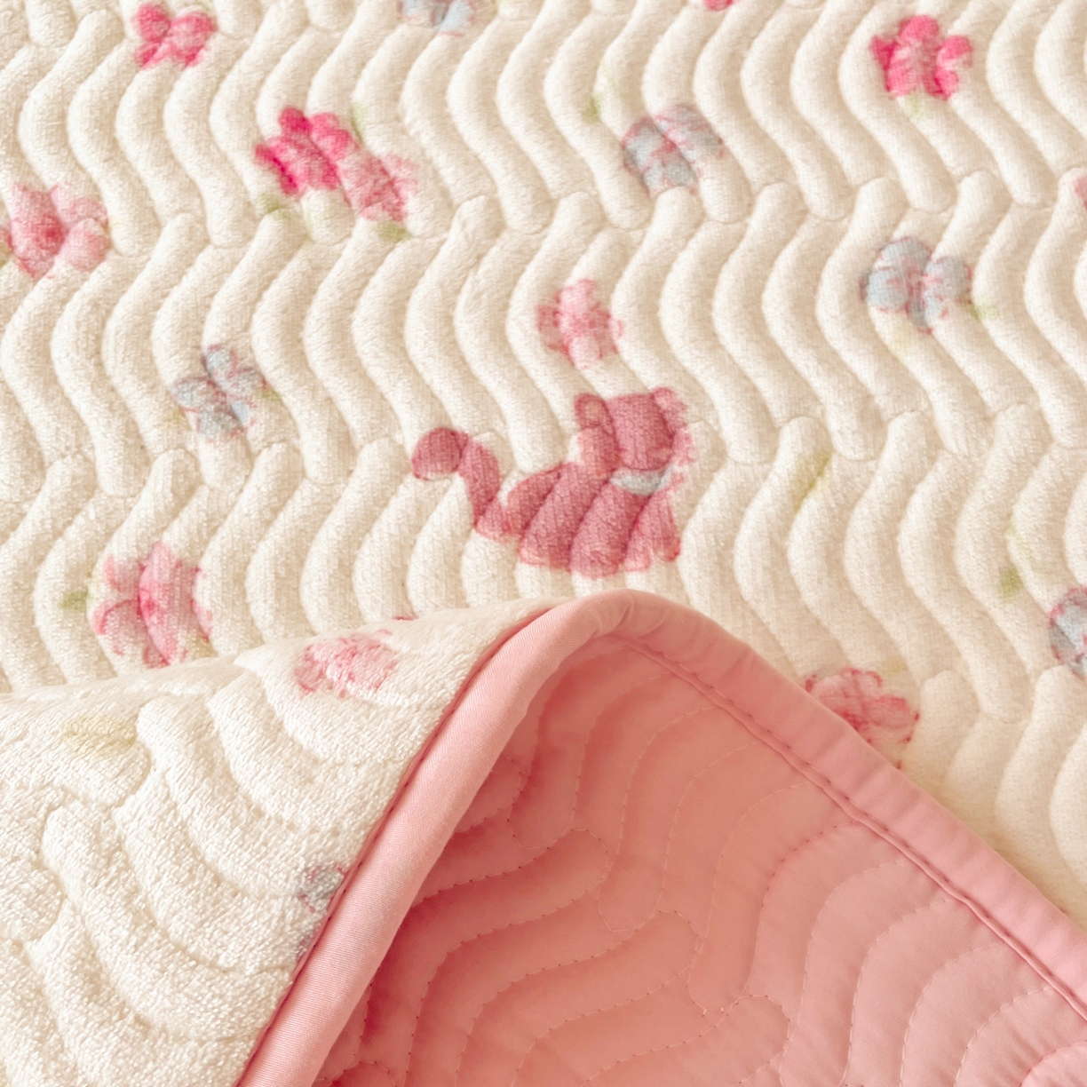 91家纺网 家纺一手货源 找家纺 蓝极人 2025新款牛奶绒印花床盖四季通用 床盖-碎花猫猫