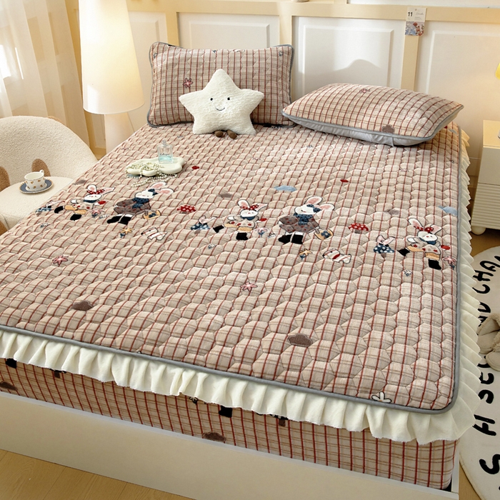 91家纺网 家纺一手货源 找家纺 情煊家纺 2025新款保暖牛奶绒夹棉床笠-花边款 蘑菇小兔