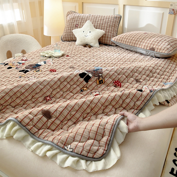 91家纺网 家纺一手货源 找家纺 情煊家纺 2025新款保暖牛奶绒夹棉床笠-花边款 蘑菇小兔