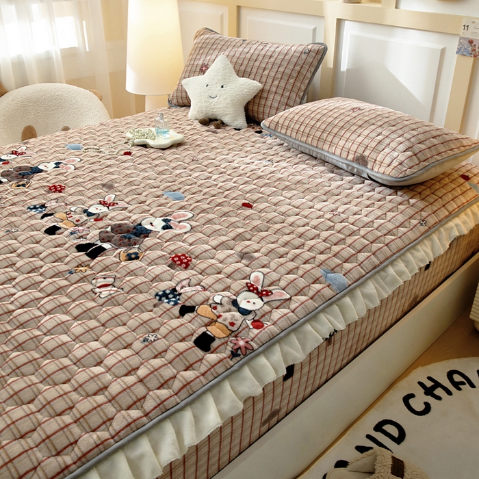 91家纺网 家纺一手货源 找家纺 情煊家纺 2025新款保暖牛奶绒夹棉床笠-花边款 蘑菇小兔